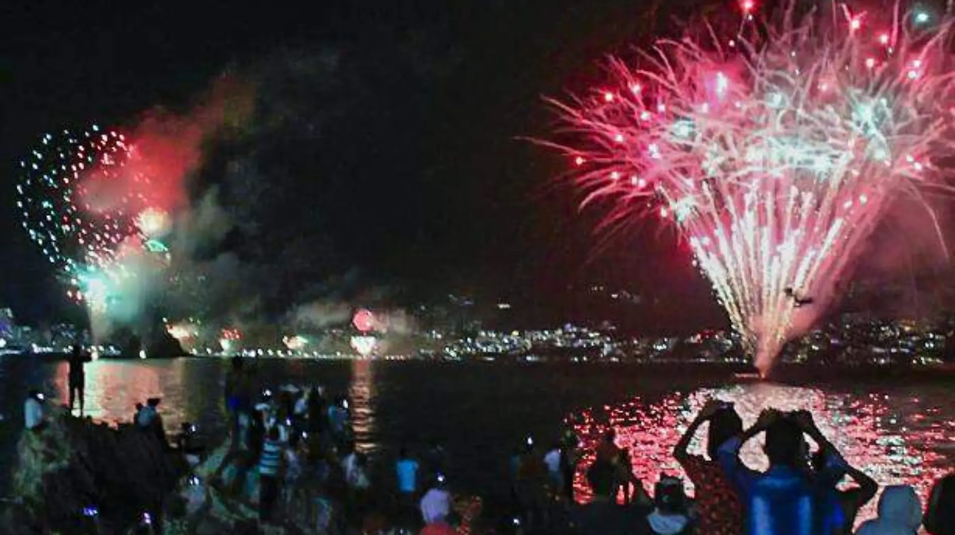 Acapulco pirotecnia en playas de la bahía